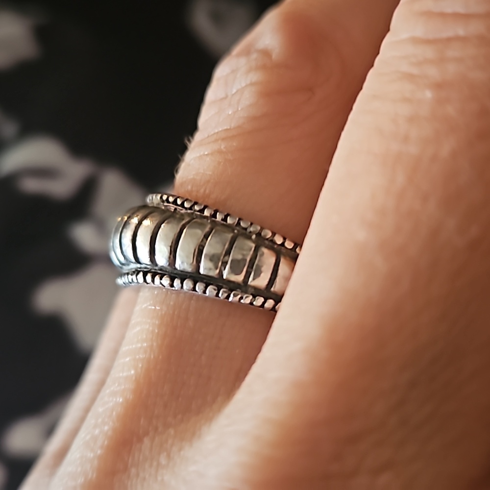Rare 70s Sterling handmade Hallmarked Vtg Scalloped Dome Band Ring Size 7 - Picture 3 of 15